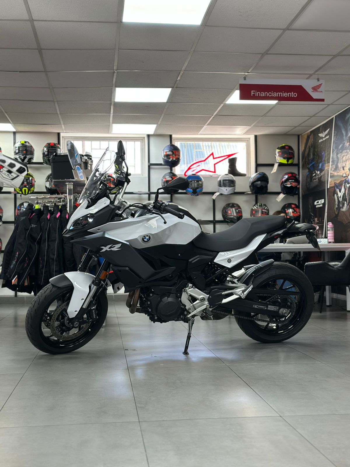 BMW F900XR