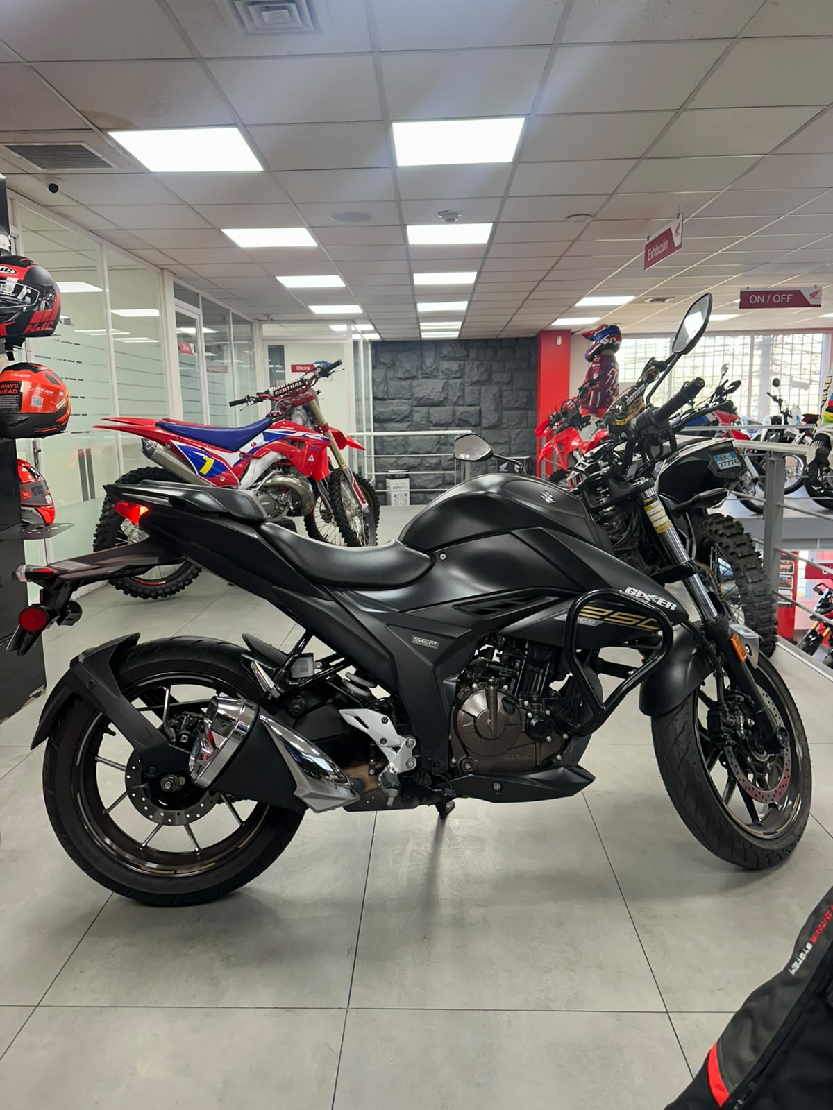 SUZUKI GIXXER 250
